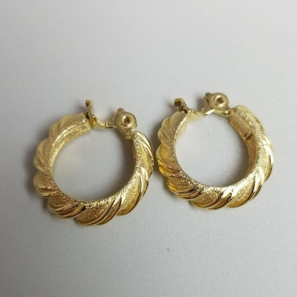 Vintage Monet Gold Tone Clip On Hoop Earrings, Spiral Texture Design, Signed - Picture 7 of 8